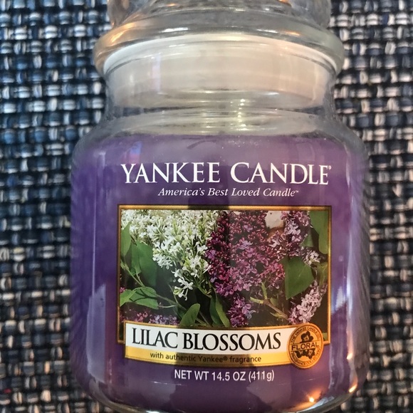 New Yankee 14.5 oz Lilac Blossoms 💜 Candle 💜 New W/O tags YANKEE CANDLE 💜💟